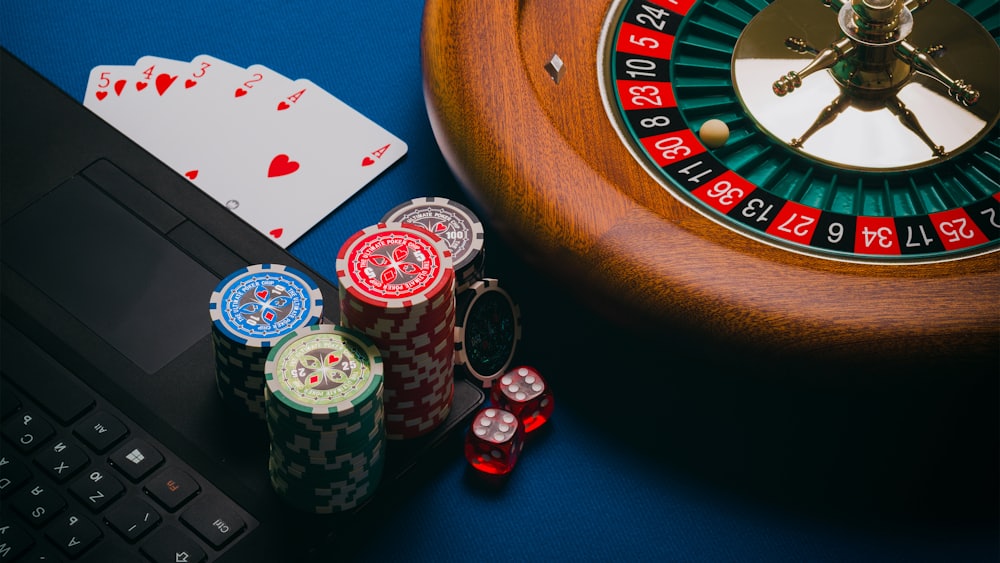 Roda roulette dan keping kasino di atas meja
