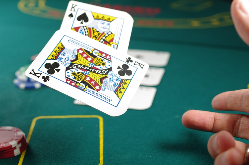 Keping poker tersusun di samping kartu remi