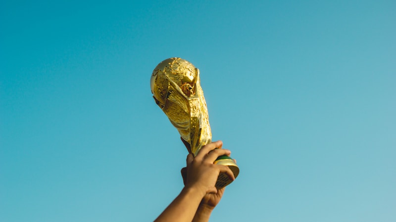 Trofi juara di atas meja