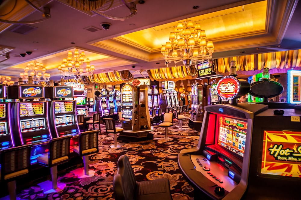 Deretan mesin slot bercahaya di lantai kasino