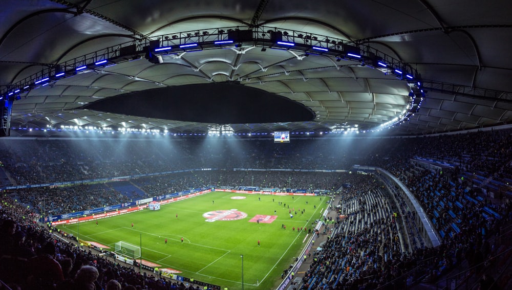 Stadion sepak bola menyala di malam hari